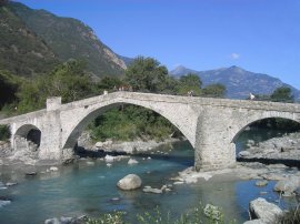 Il gruppo transita sul ponte di Echallod (14970 bytes)